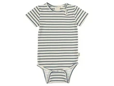 Blåstribet kortærmet body med trykknaplukning i halsudskæringen fra Petit Piao PP1704 blue mirage